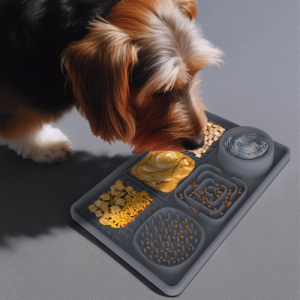 4-i-1 Multifunktionel Slikkemåtte til Hunde – Reducér Kedsomhed med Slikkezoner & Slow Feeder Hund spiser jordnøddesmør og godbidder fra grå slow feeder slikkemåtte med strukturerede zoner.